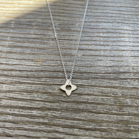 Collier fleur ajourée vide-atelier