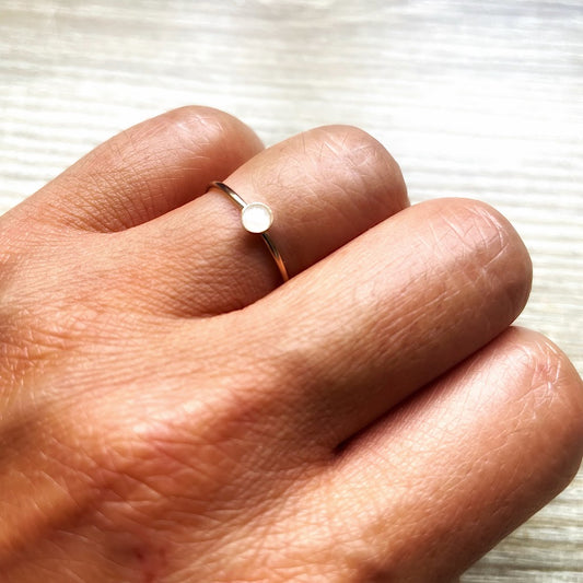 bague-fine-ronde-pierre-lune-plaque-or-zoom