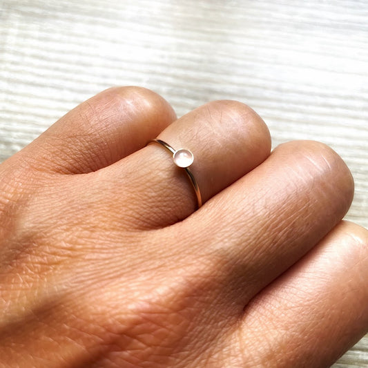 bague-fine-ronde-quartz-rose-plaque-or-zoom