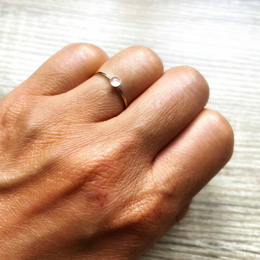 bague-fine-ronde-quartz-rose-plaque-or