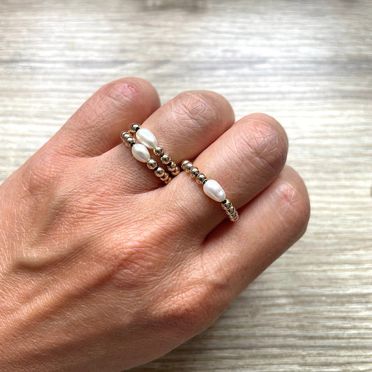 bague-perle-blanche-plaque-or-main