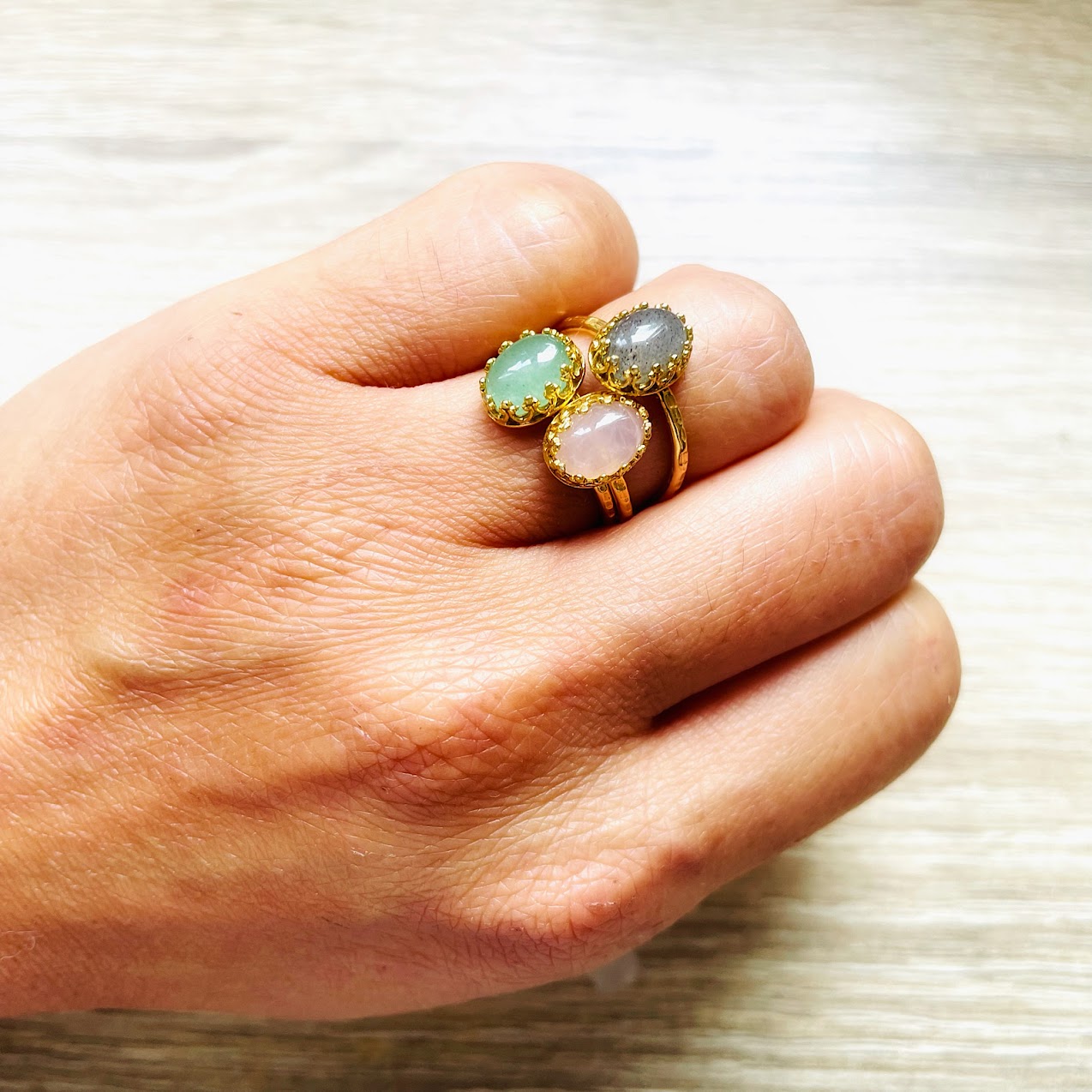 bagues-reglables-pierres-naturelles-argent-dore-main