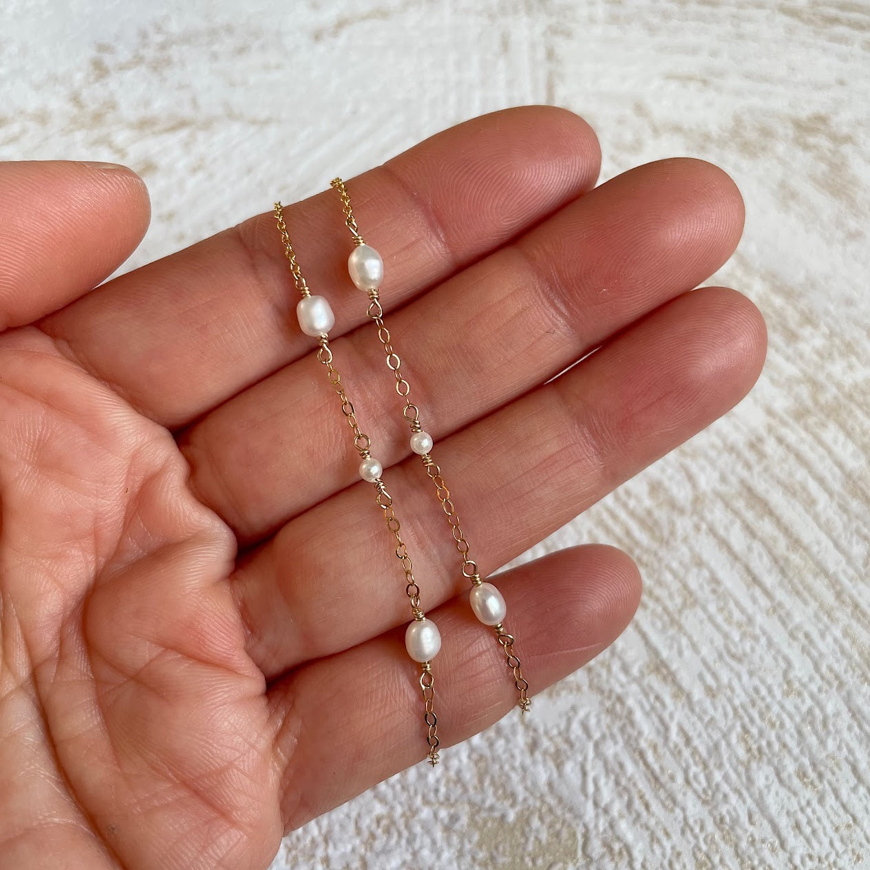 boucles-oreille-perles-blanche-justine-main