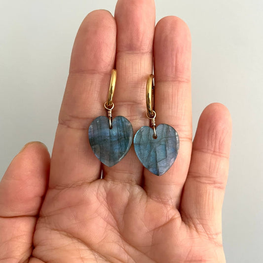 Boucles d'oreilles Labradorite en firme de cœur dans main