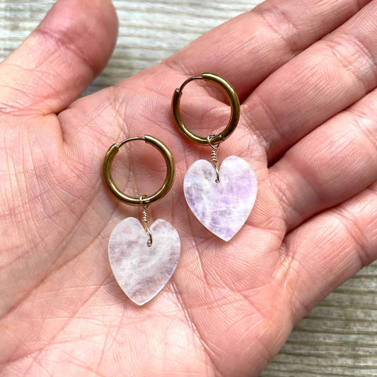 Boucles d'oreilles cœur en Pierre de Lune main