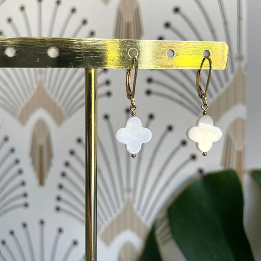 Boucles d'oreilles trèfle en nacre blanche