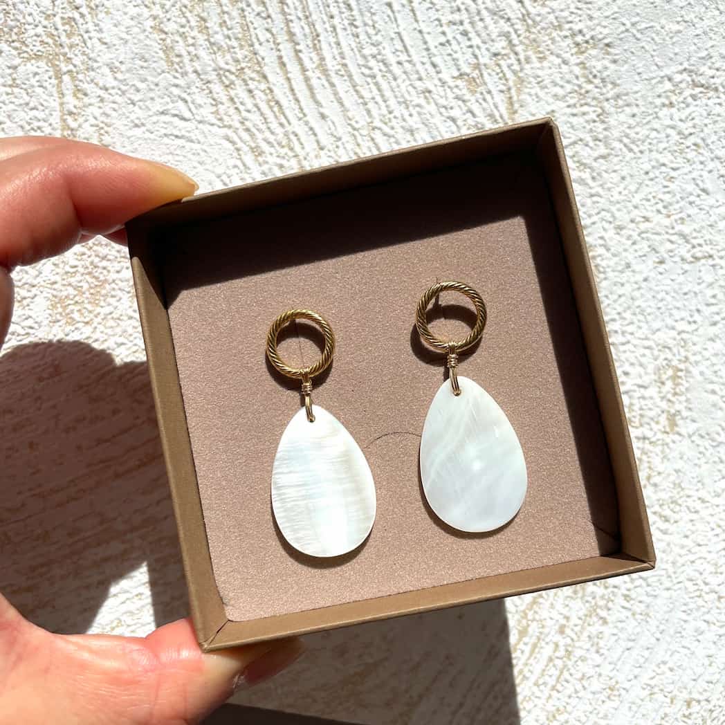 Boucles d'oreilles grandes gouttes en nacre blanche