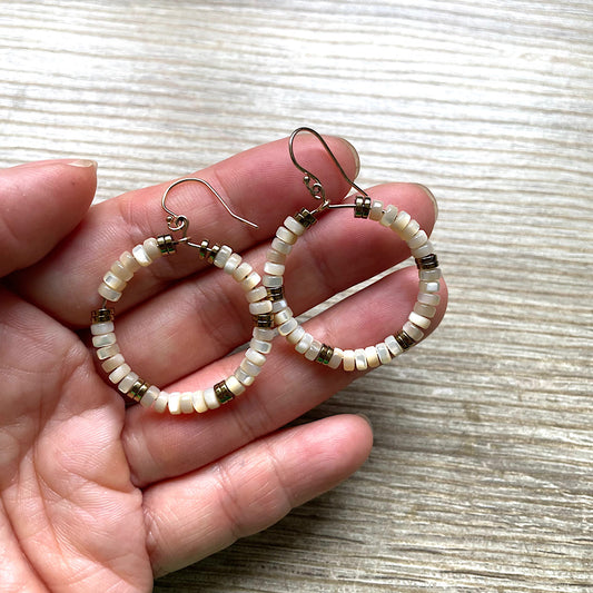 boucles-oreilles-nacre-beige-main