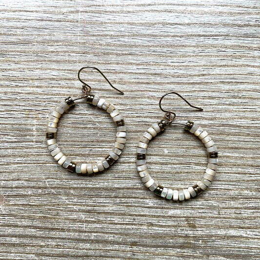 boucles-oreilles-nacre-beige