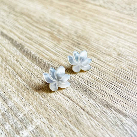 Boucles d'oreilles fleur de Lotus en nacre blanche