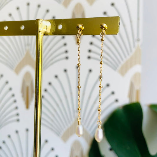 Boucles d'oreilles chaîne pendante et perle blanche