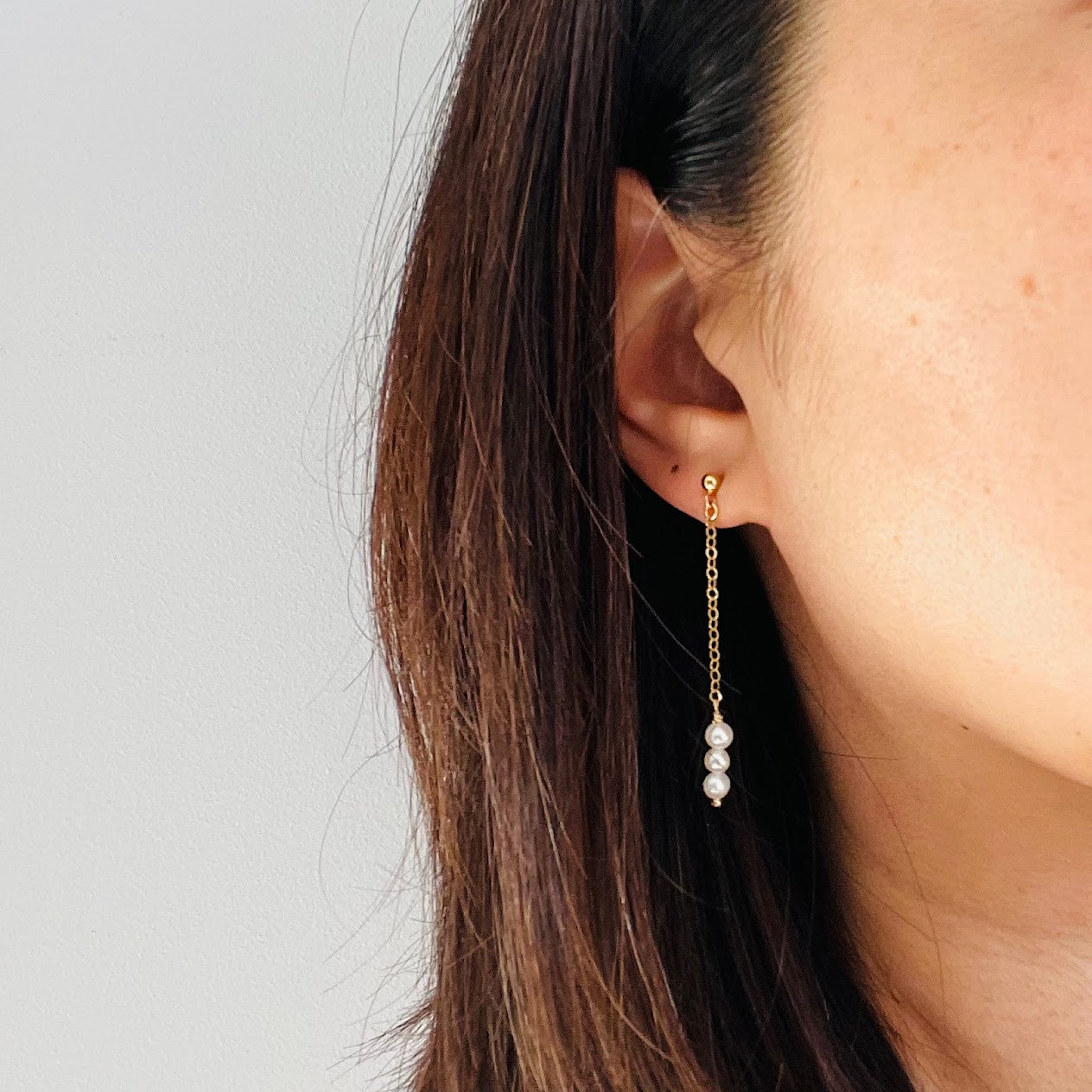 boucles-oreilles-perles-blanches-triptyque-ode-porte
