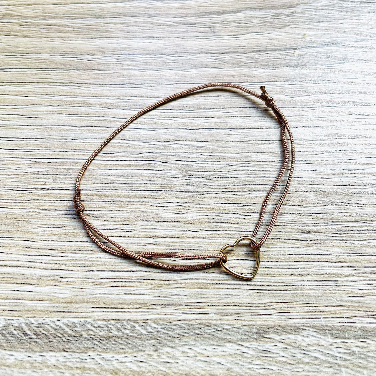 bracelet-cœur-beige-plaque-or