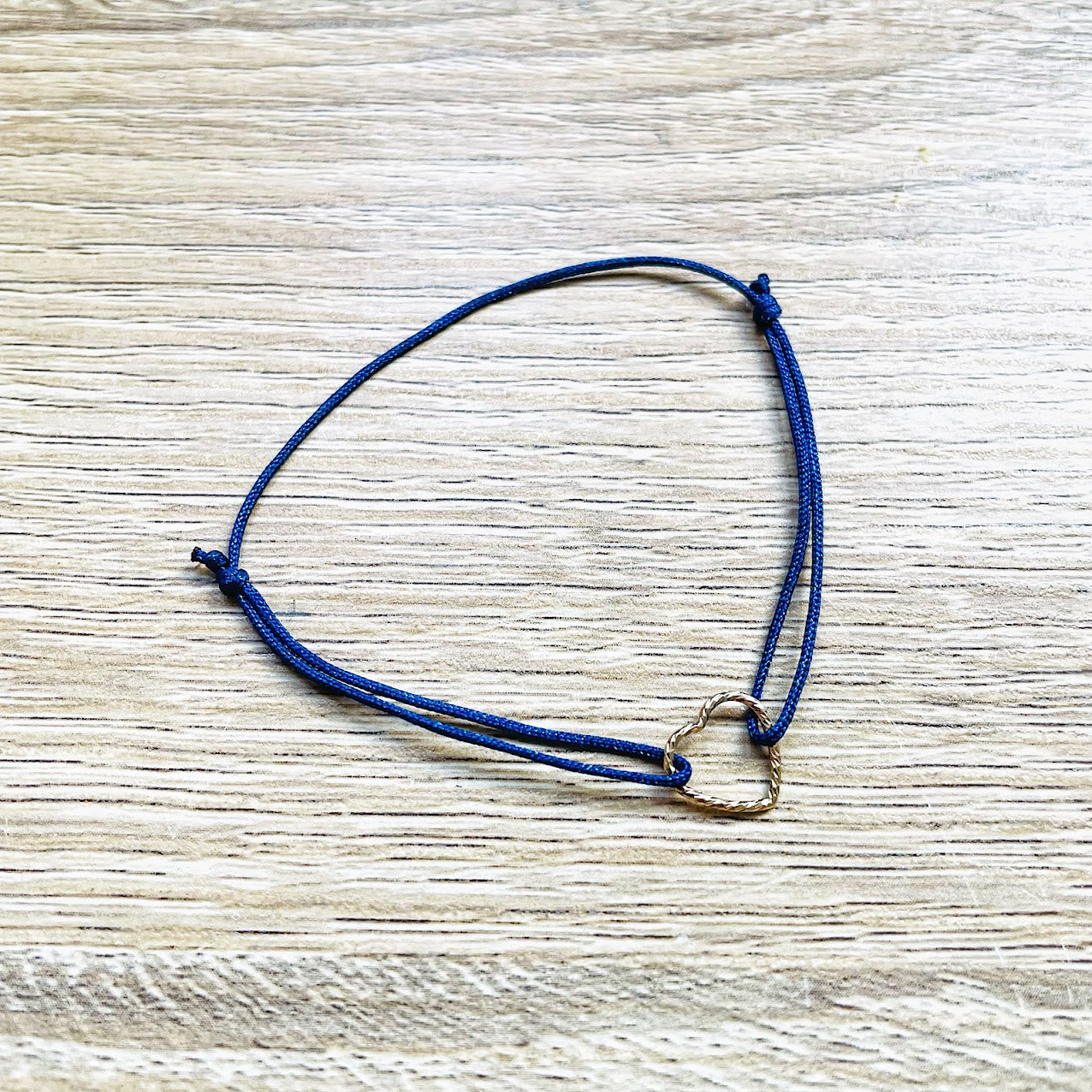 bracelet-cœur-bleu-marine-plaque-or