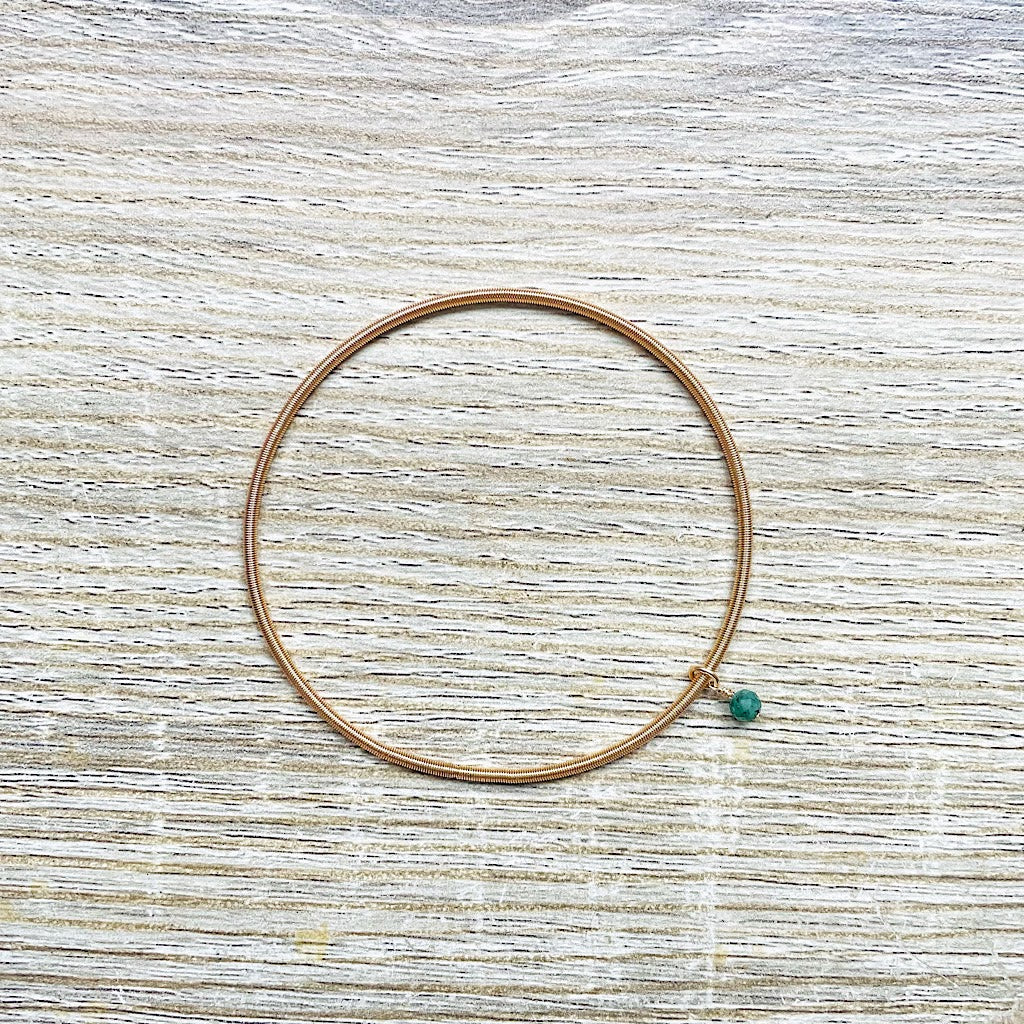 bracelet-jonc-mai-emeraude-dore