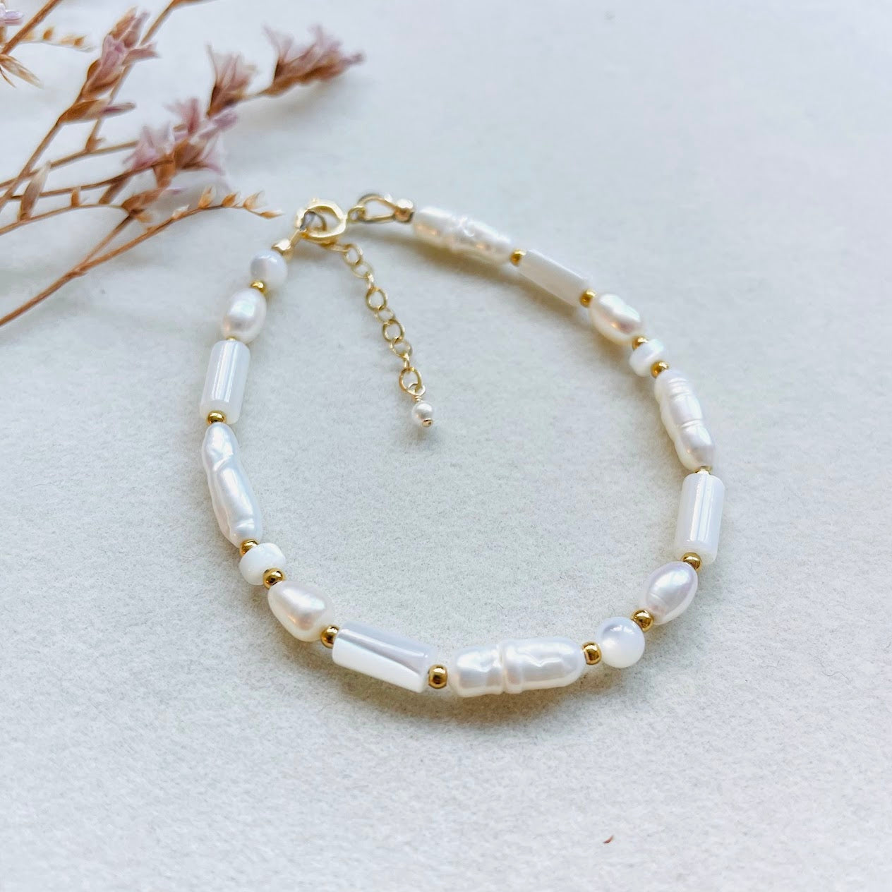 bracelet-perles-blanches-nacre-juliette-zoom