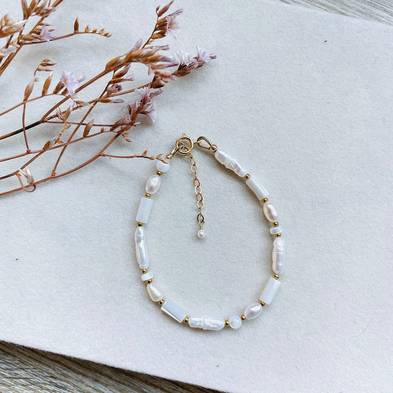 bracelet-perles-blanches-nacre-juliette