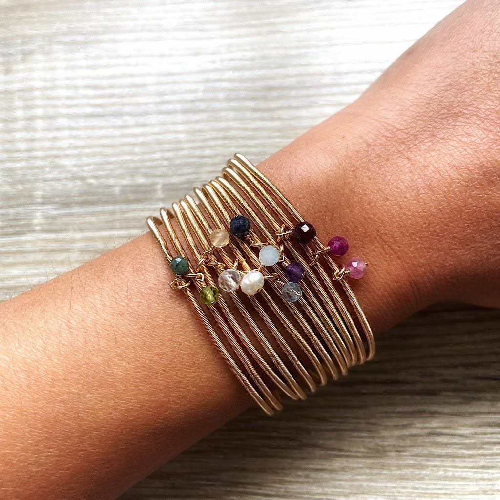 bracelets-jonc-pierres-naissance-dore-poignet