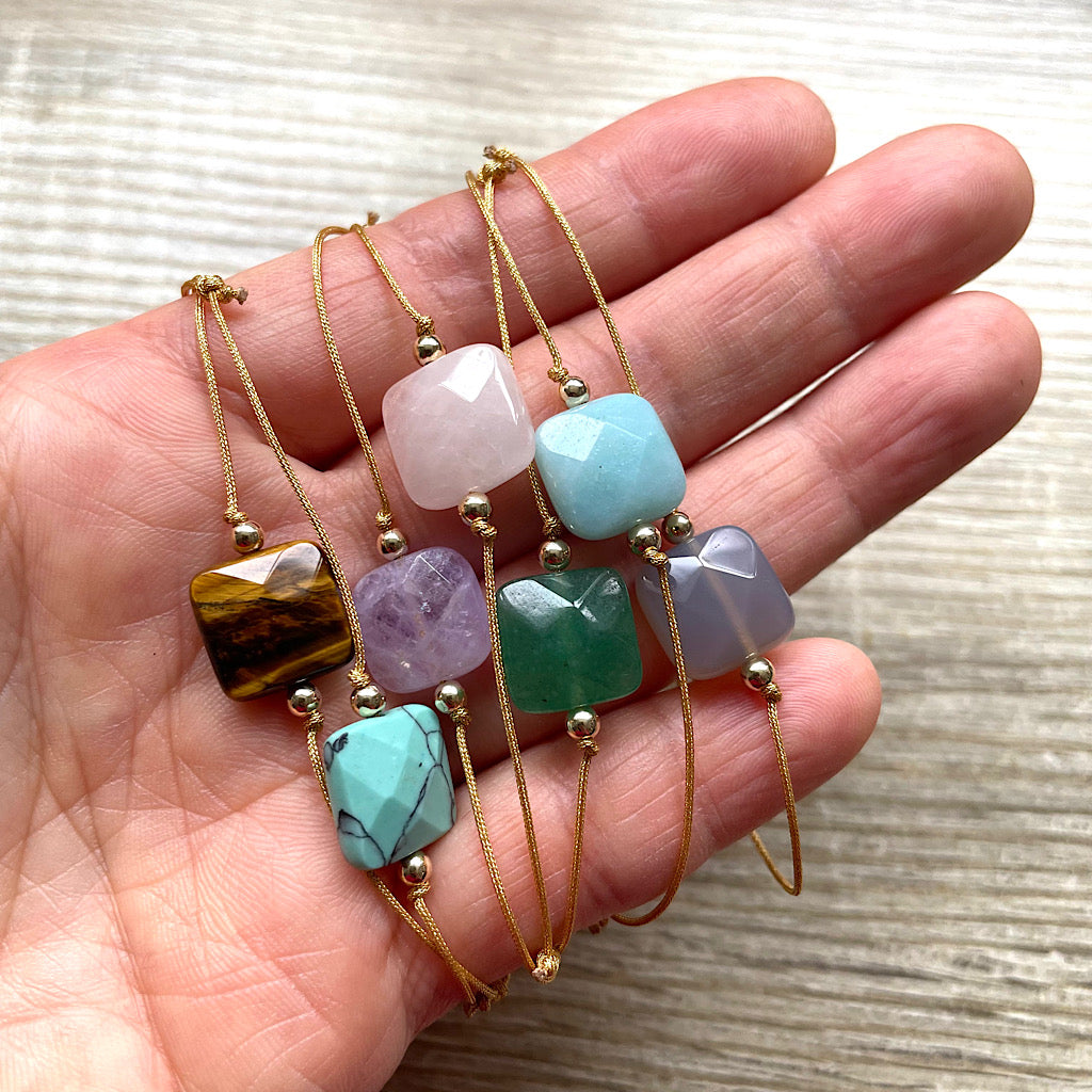 bracelets-pierres-naturelles-carre-dore-main