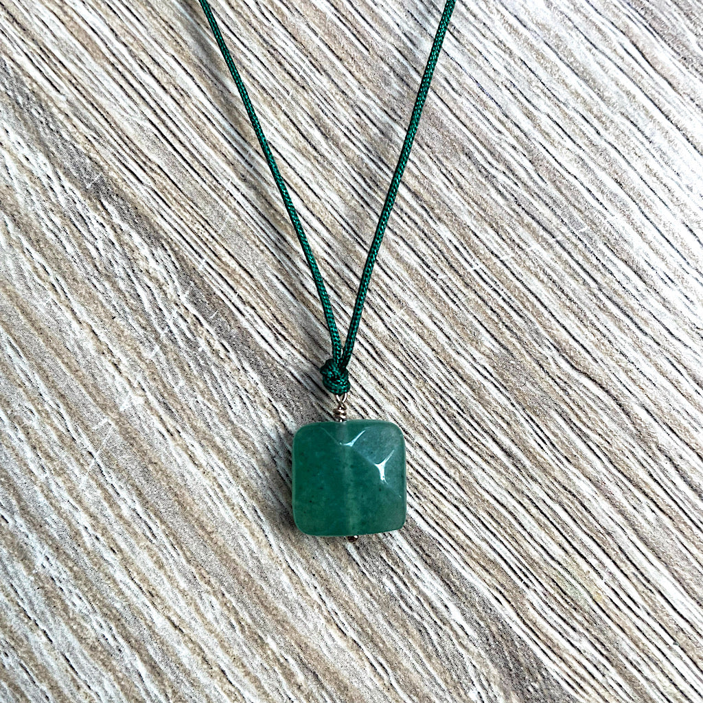 collier-aventurine-cordon-carre-vert