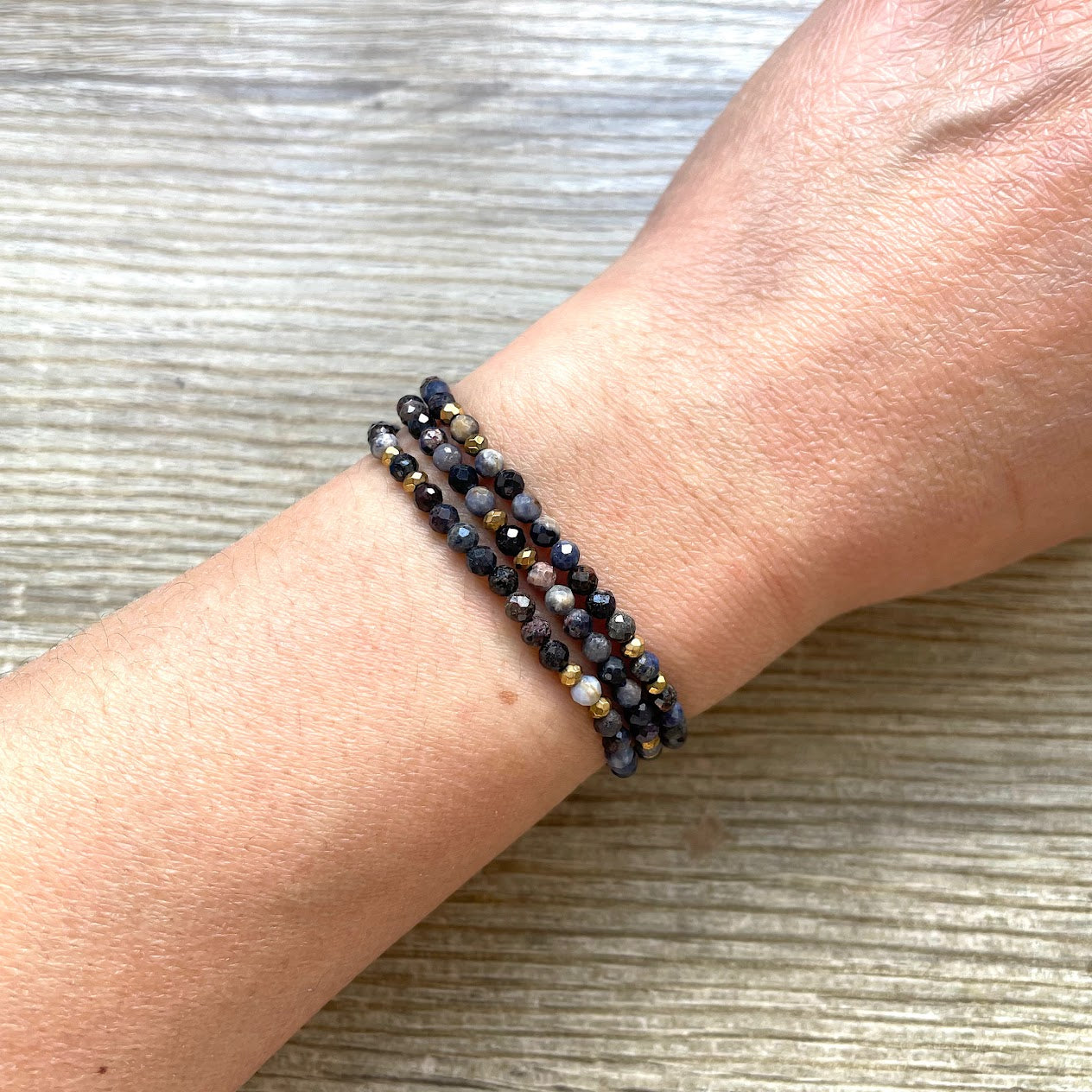 collier-bracelet-saphir-romy-poignet
