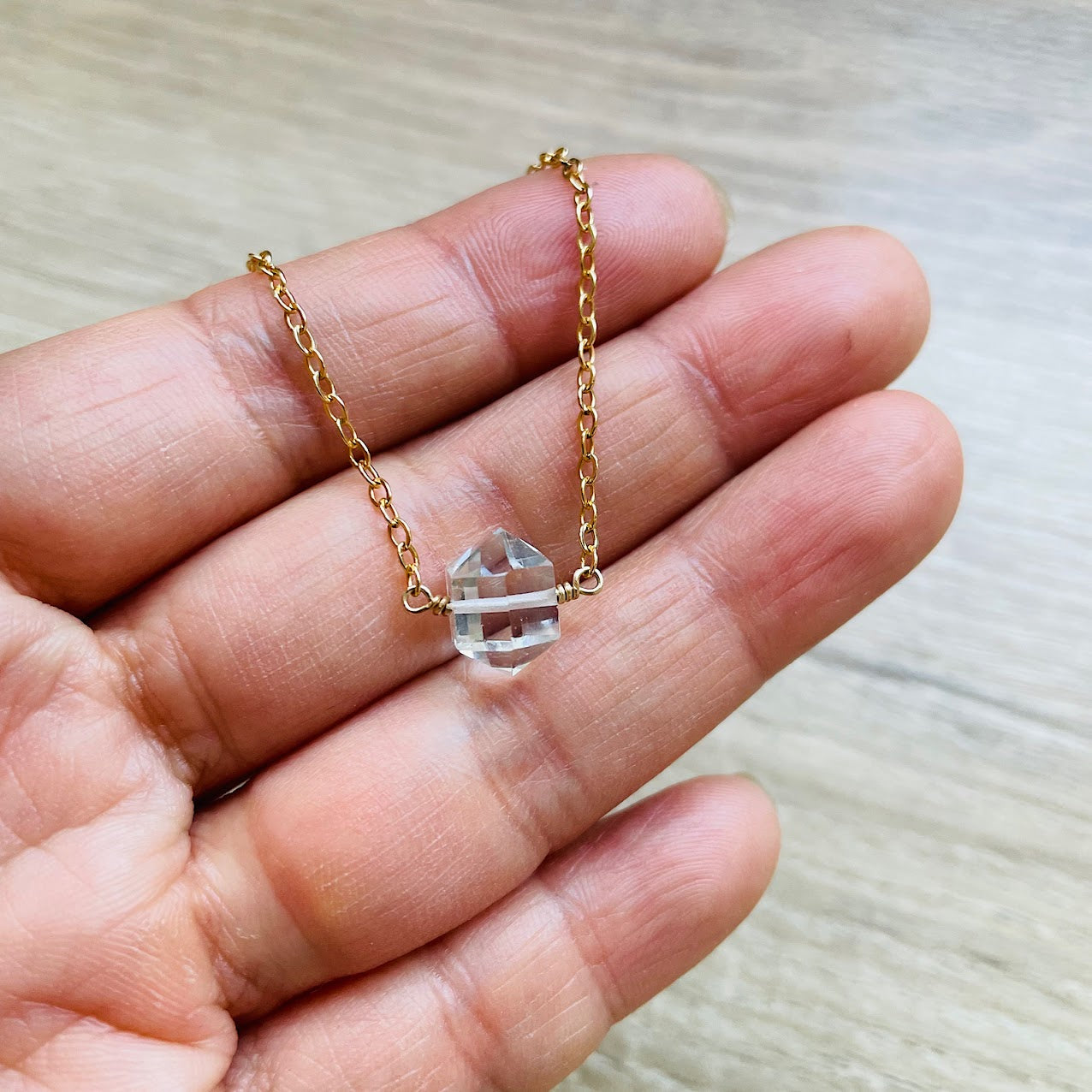 collier-diamant-herkimer-cristal-roche-plaque-or-main