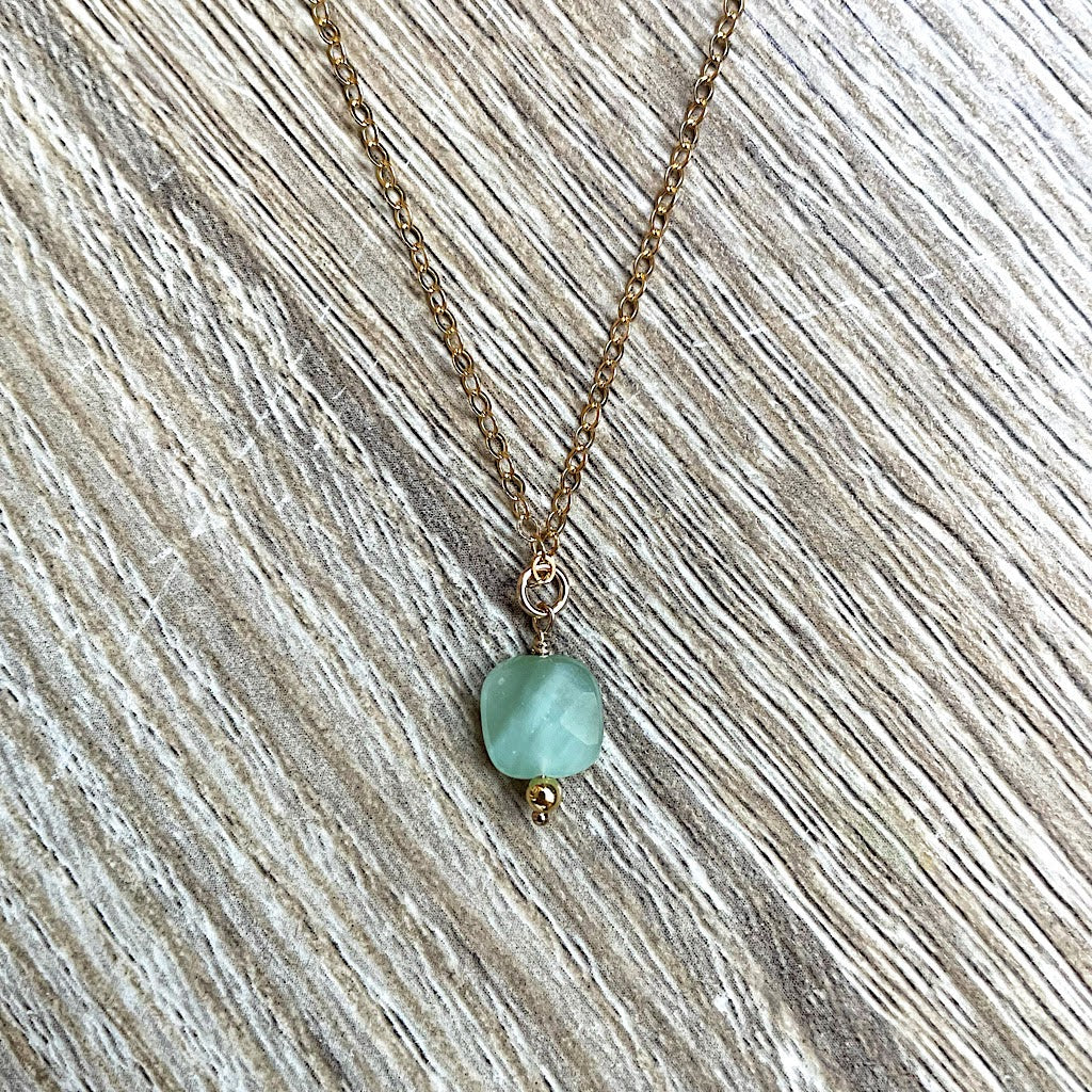 collier-fin-jade-vert-plaque-or