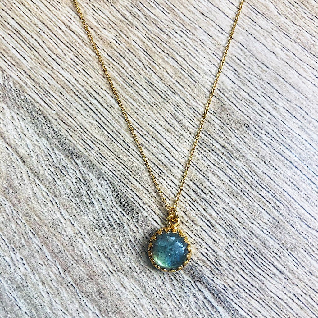 collier-fin-labradorite-gris-argent-dore