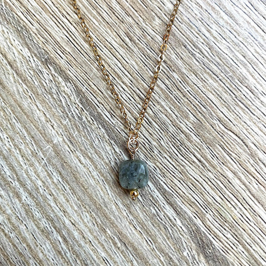 collier-fin-labradorite-plaque-or-carre