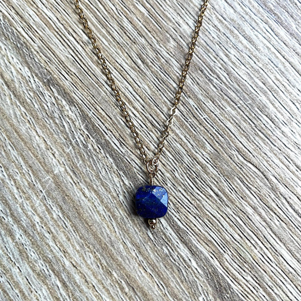 collier-fin-lapis-lazuli-plaque-or