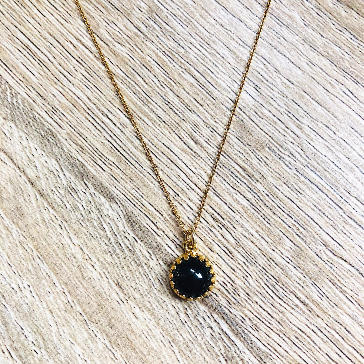 collier-fin-onyx-noir-argent-dore