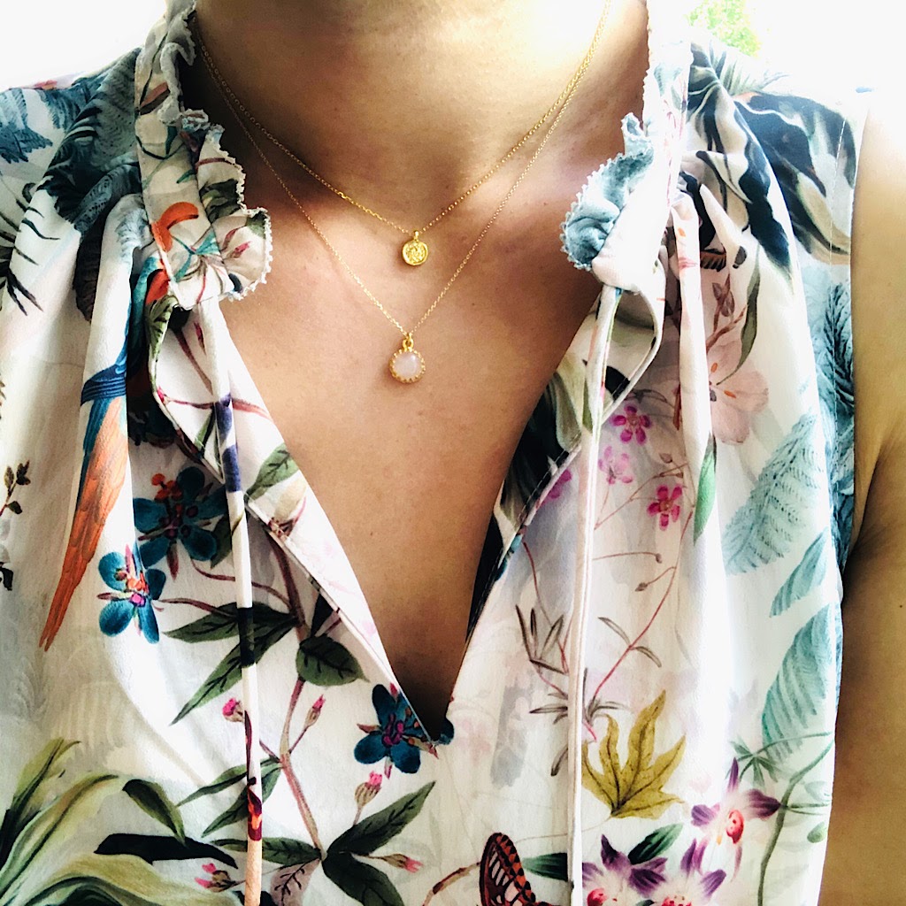 collier-fin-quartz-rose-argent-dore-buste