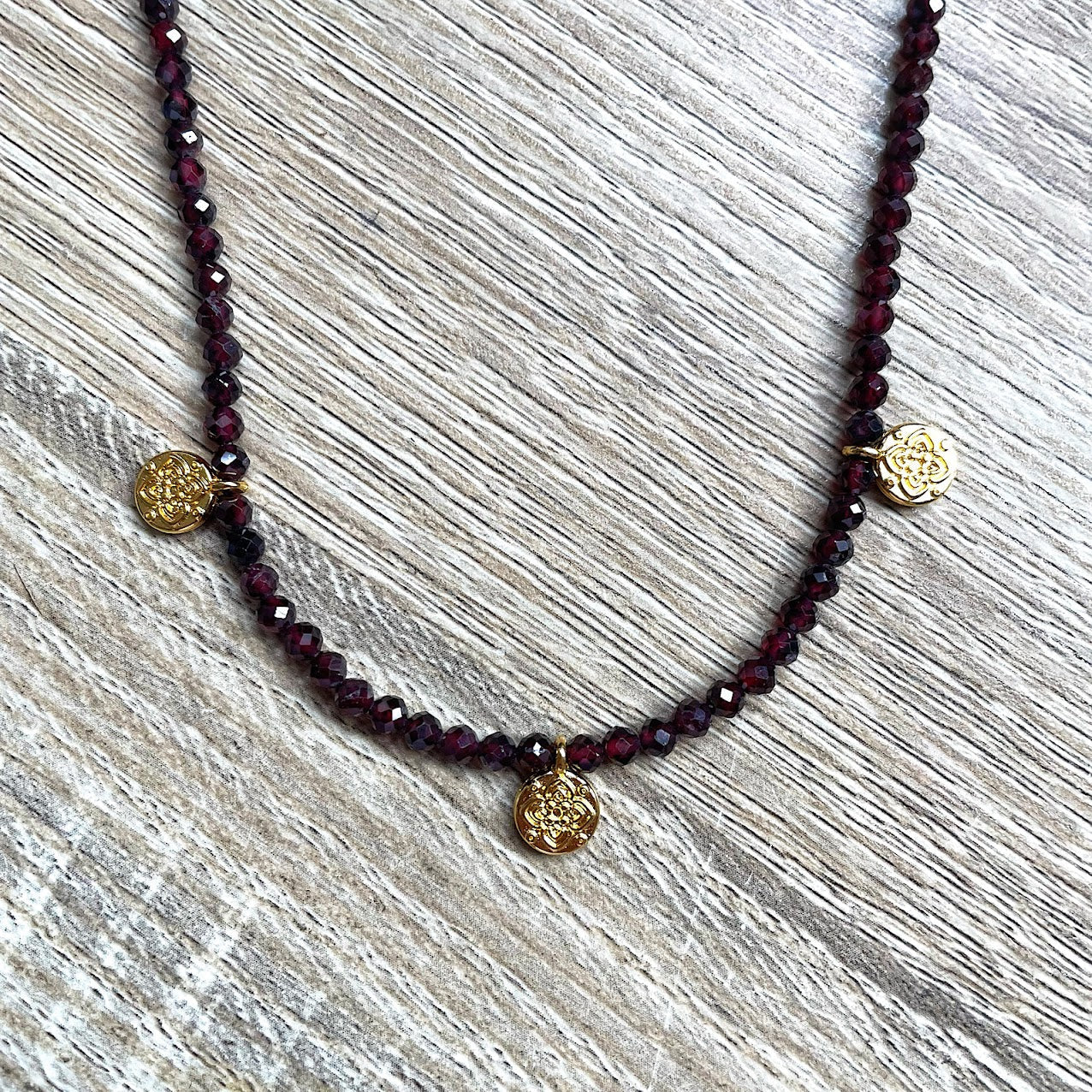 collier-medailles-grenat-rouge