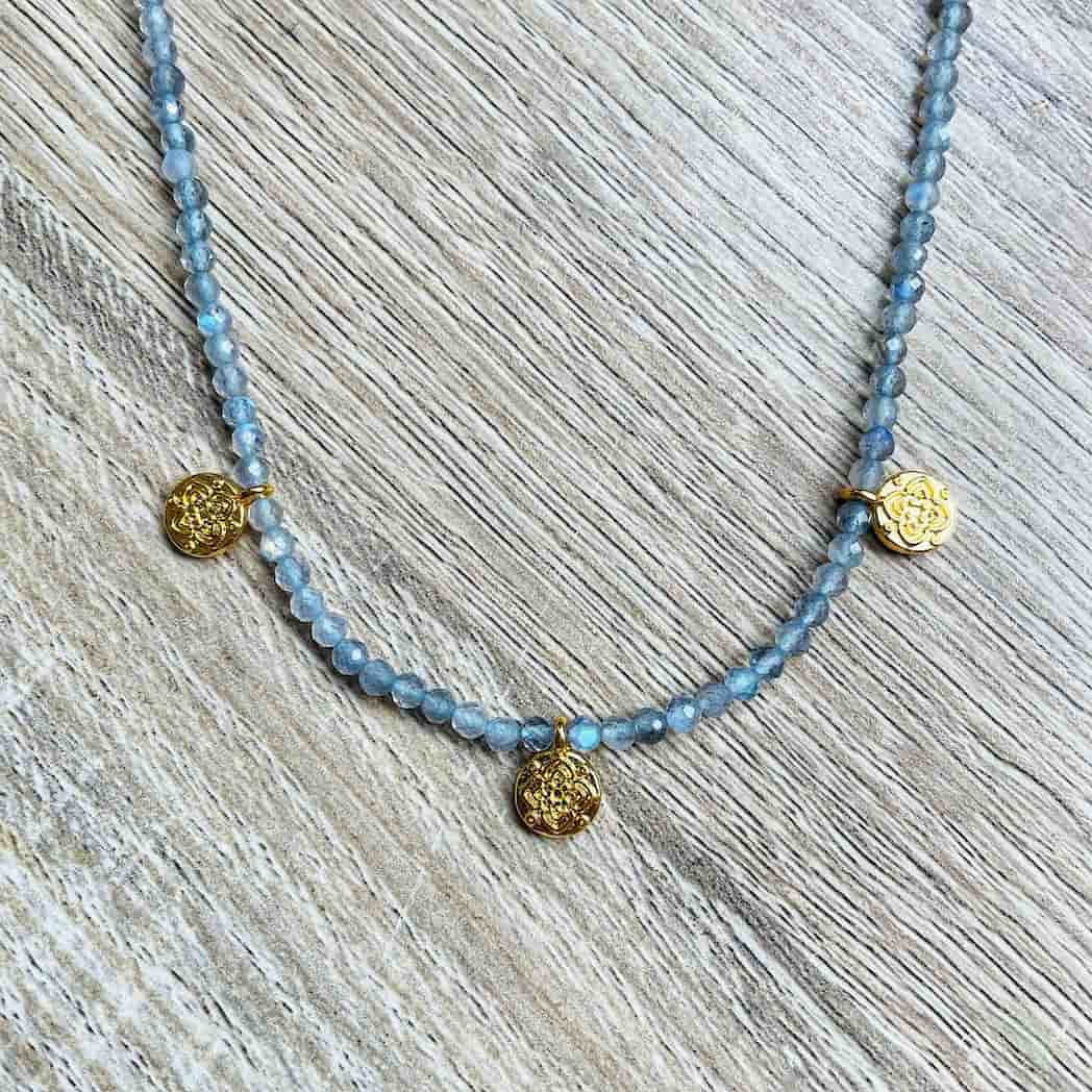 Collier perles en pierres naturelles médailles Céleste