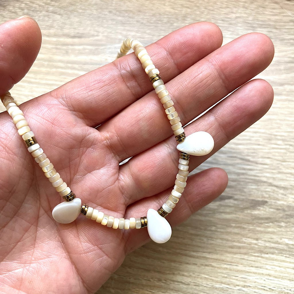 collier-nacre-beige-hematite-dore-main