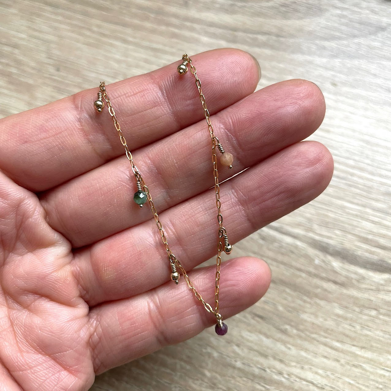 collier-pampilles-tourmaline-multicolore-plaque-or-main