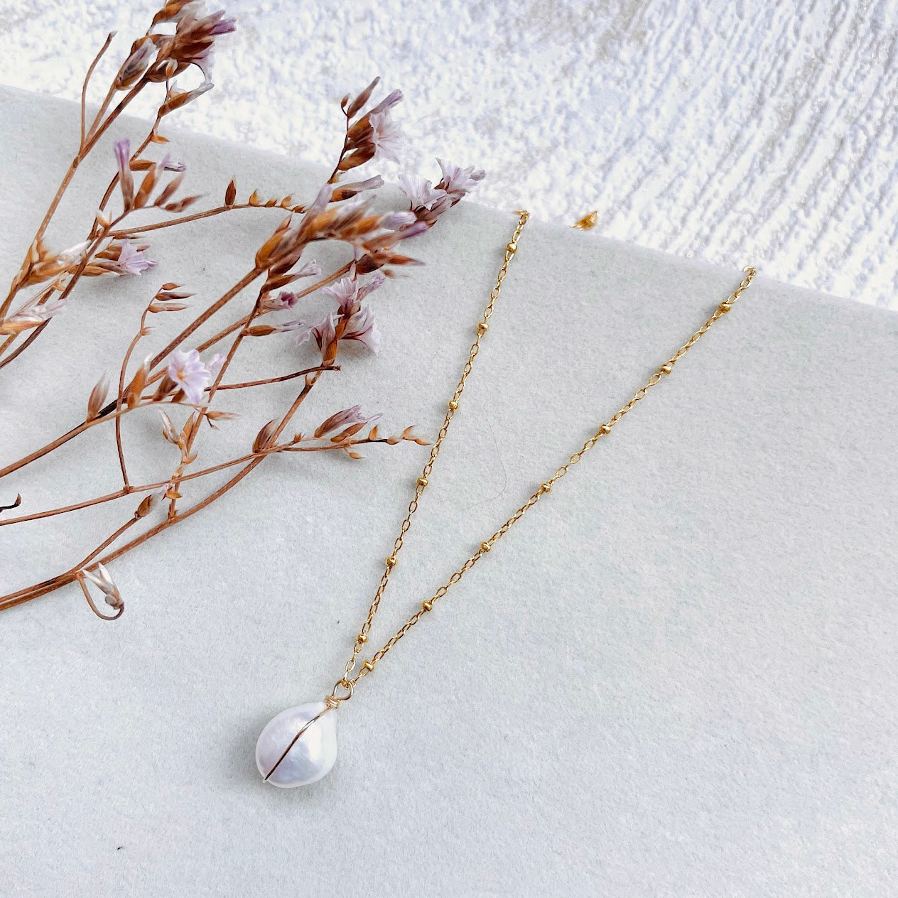 collier-pendentif-perle-blanche-odessa-zoom