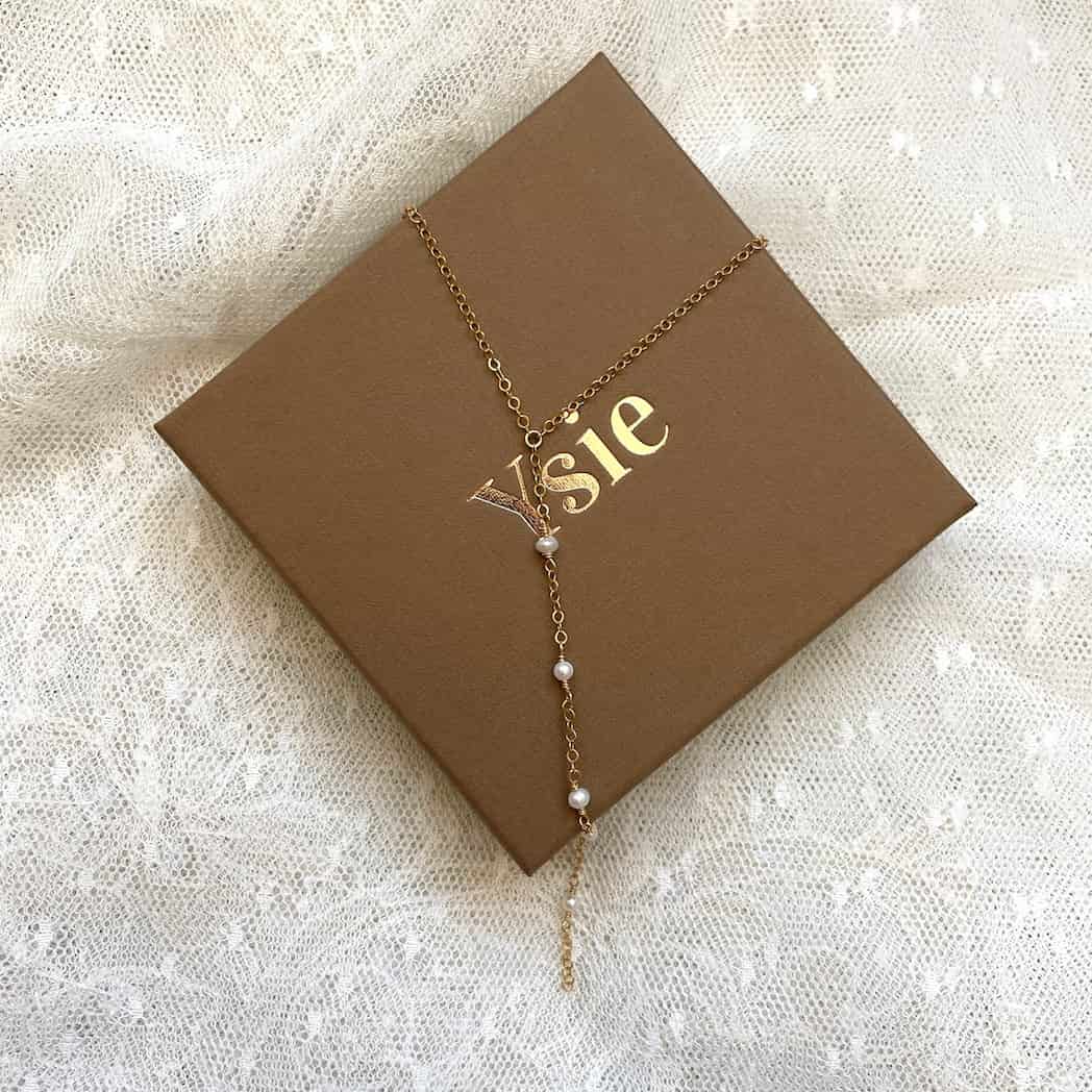 Collier cravate perles blanches