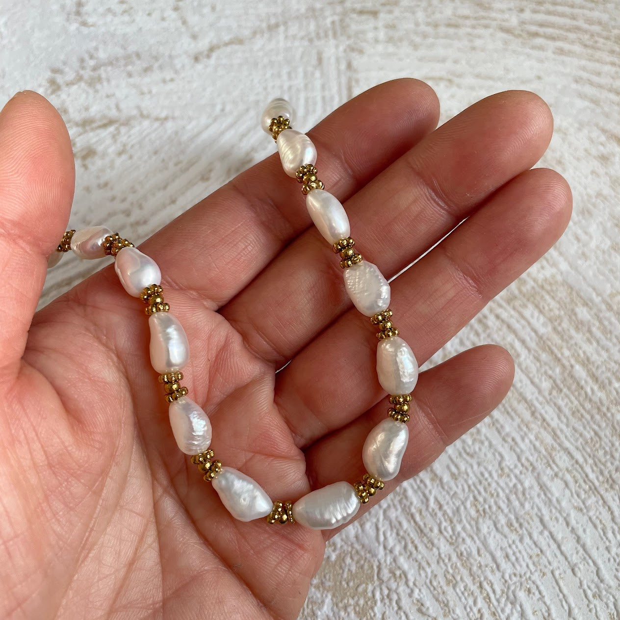 collier-perles-blanches-aurore-main