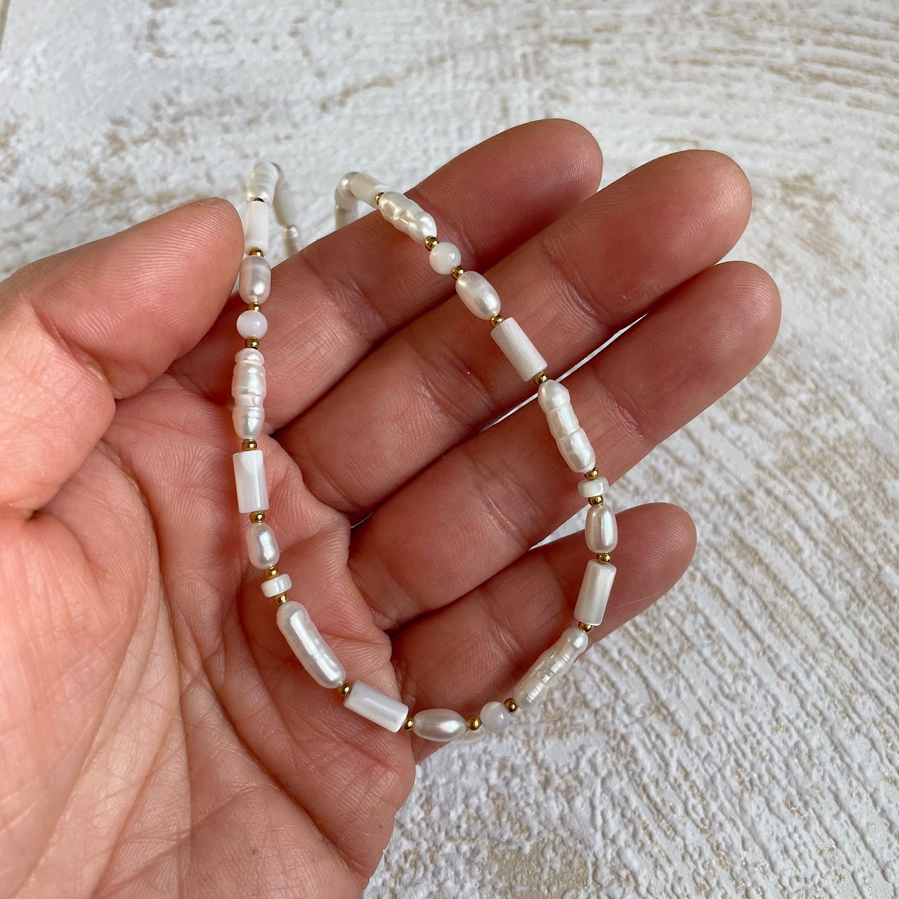 collier-perles-blanches-nacre-juliette-main