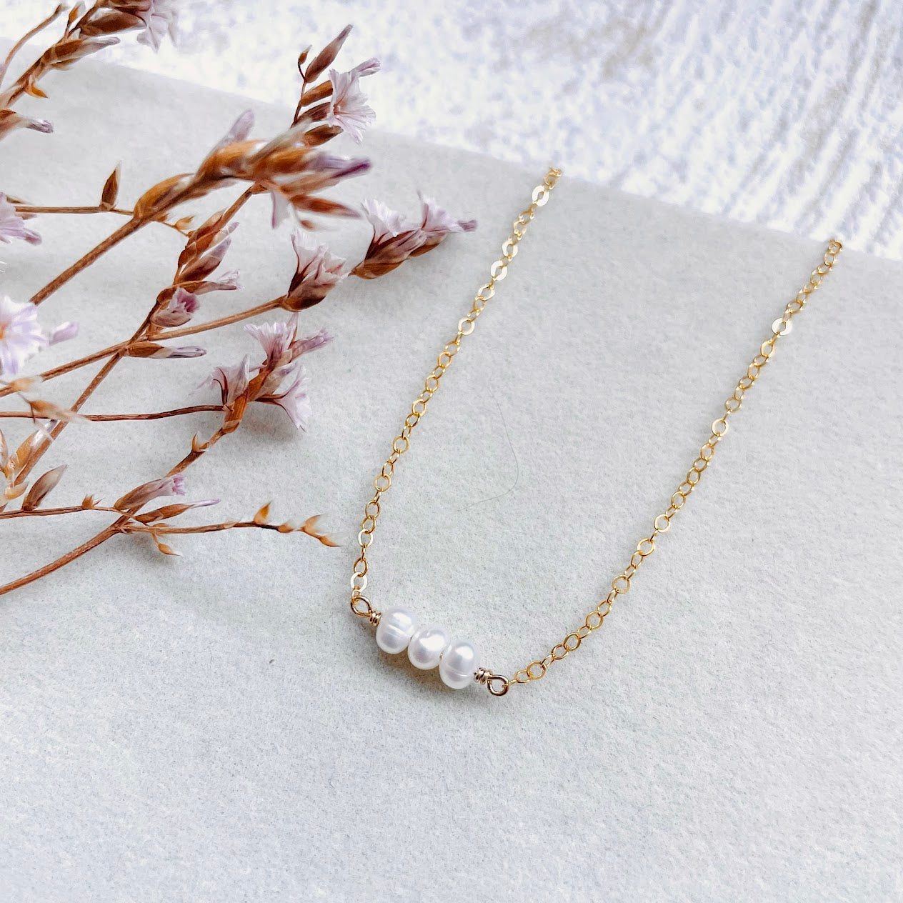 collier-perles-blanches-triptyque-ode-zoom