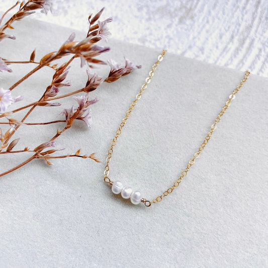 collier-perles-blanches-triptyque-ode-zoom