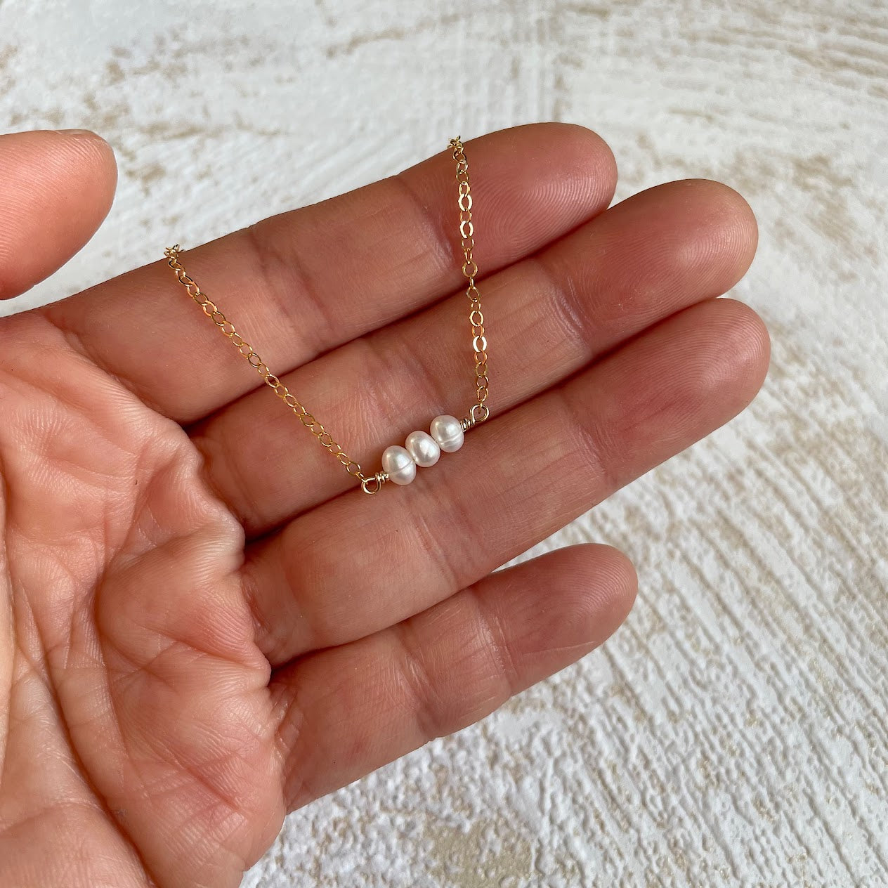 collier-perles-blanches-tryptique-ode-main