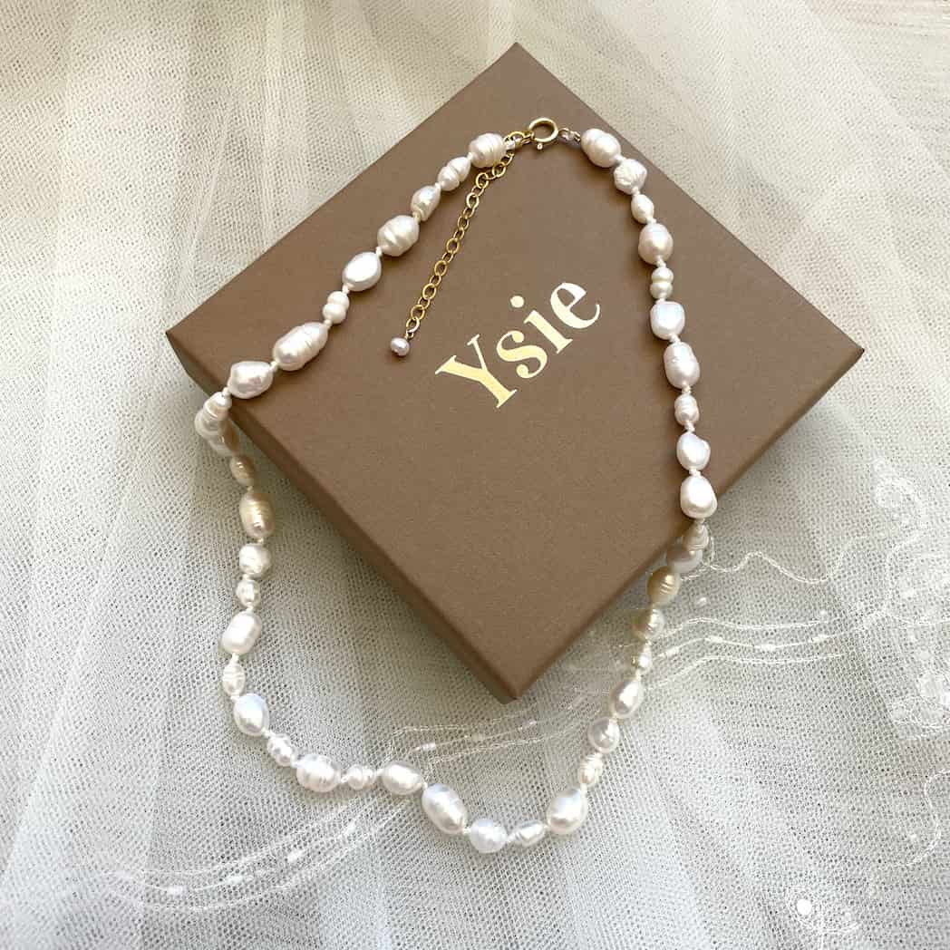 Collier en perles blanches