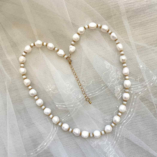 Collier en perles et nacre blanche