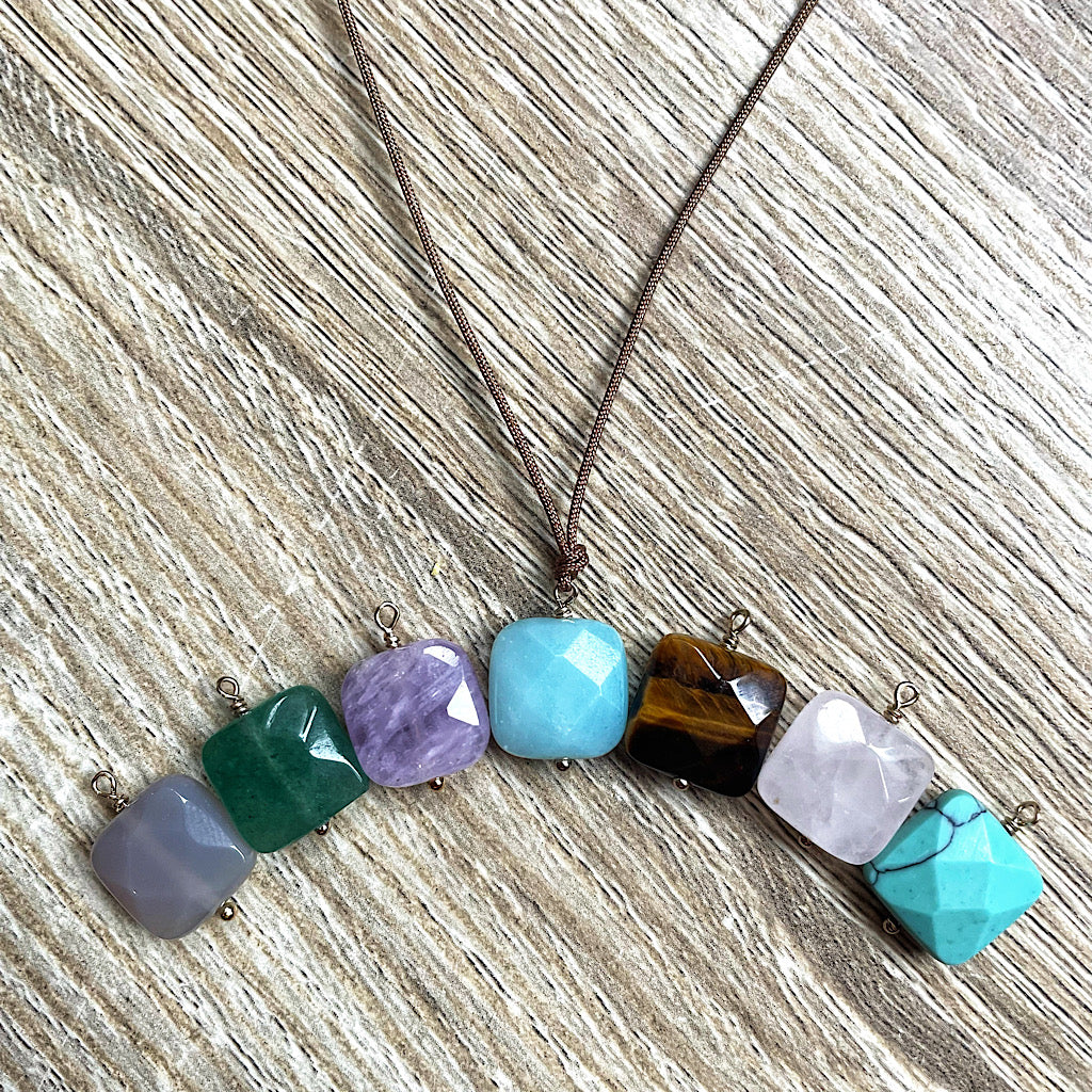 collier-pierres-naturelles-carrees-cordon