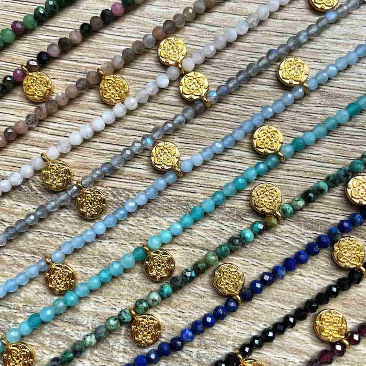 Colliers en pierres naturelles et médailles