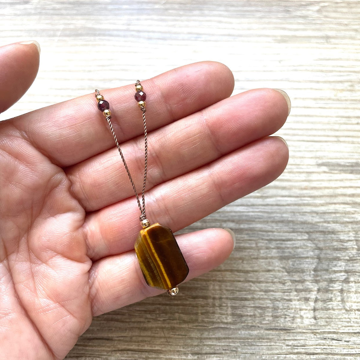 Collier sautoir avec un pendentif en Œil de Tigre