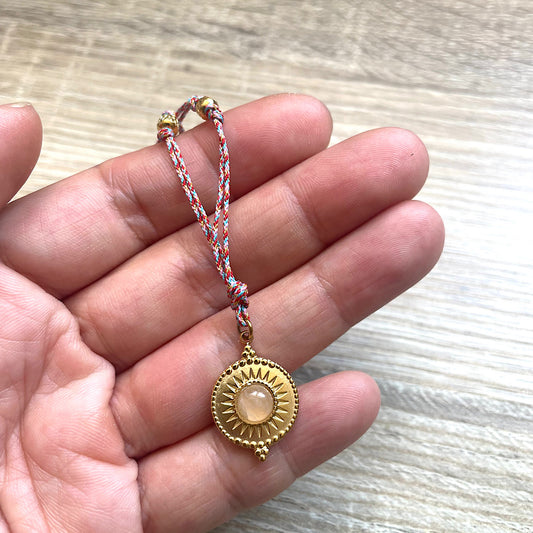 Collier médaille Quartz rose cordon multicolore