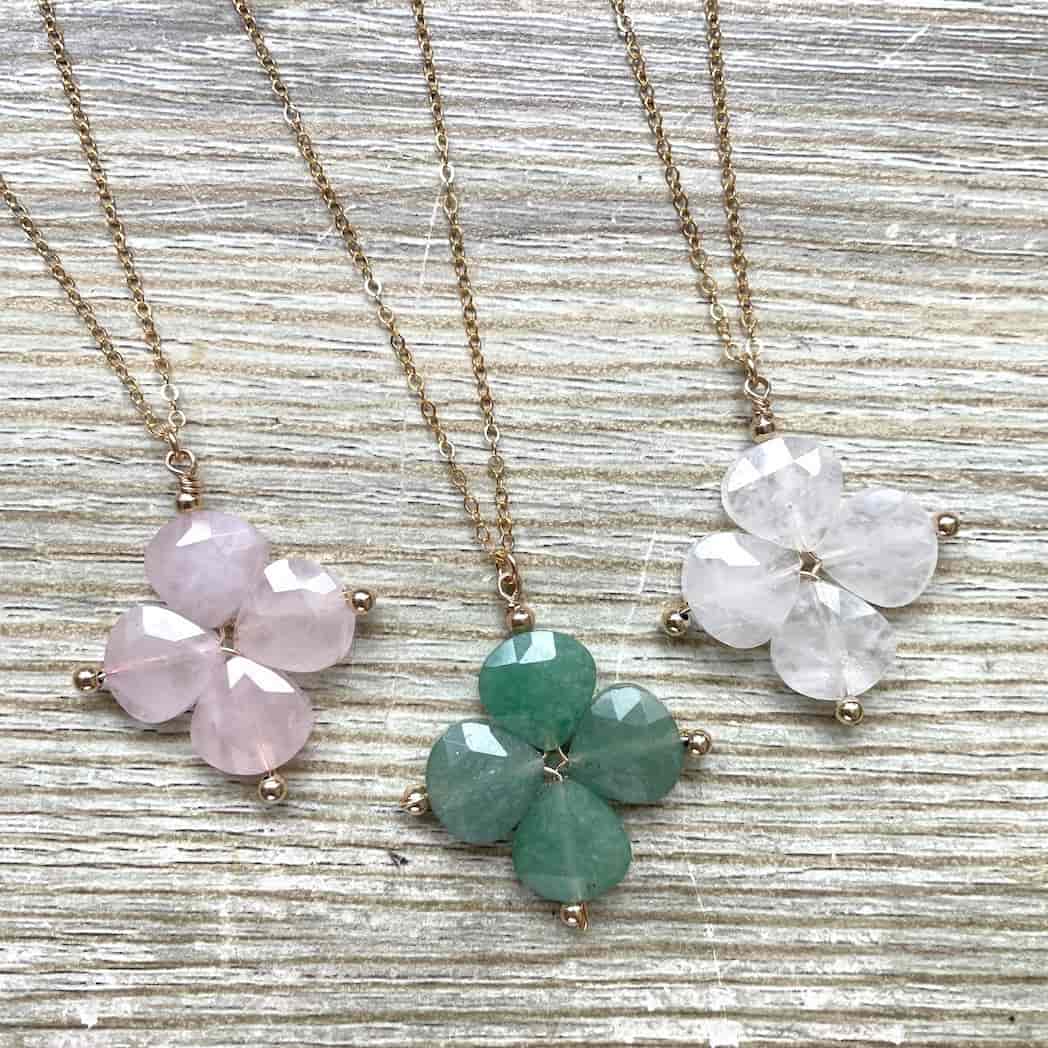 Collier trèfle en pierre naturelle